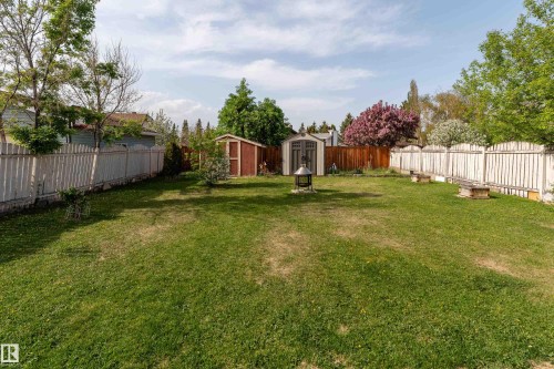 Expansive green lawn with a perimeter of fencing - 4620 37A Avenue, Edmonton, AB - Outdoor With Backyard