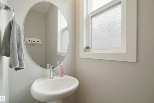 2082 Wonnacott Way, Edmonton, AB - Indoor Photo Showing Bathroom