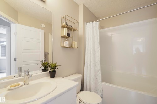 2082 Wonnacott Way, Edmonton, AB - Indoor Photo Showing Bathroom