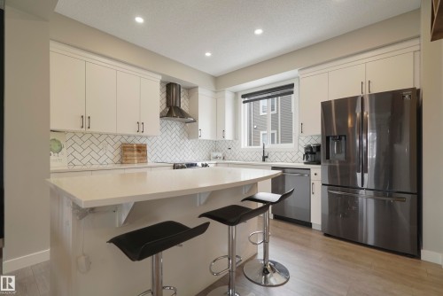 2082 Wonnacott Way, Edmonton, AB - Indoor Photo Showing Kitchen With Upgraded Kitchen