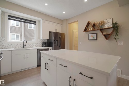 2082 Wonnacott Way, Edmonton, AB - Indoor Photo Showing Kitchen