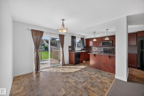67 Hartwick Loop, Spruce Grove, AB - Indoor Photo Showing Kitchen