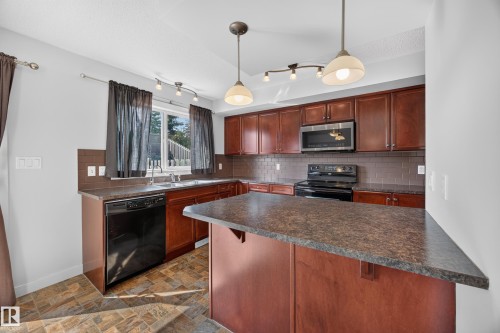 67 Hartwick Loop, Spruce Grove, AB - Indoor Photo Showing Kitchen