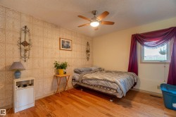 Hardwood-finish flooring complementing a textured accent wall - 