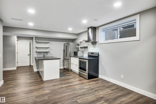 1939 79 Street, Edmonton, AB 