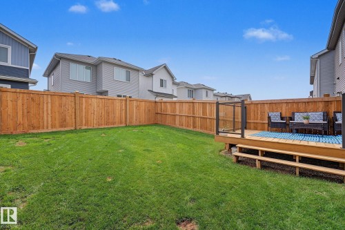 Expansive backyard featuring a natural wood fence and a green lawn - 432 Roberts Crescent, Leduc, AB 