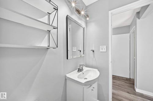 261 Callingwood Two Nw, Edmonton, AB - Indoor Photo Showing Bathroom
