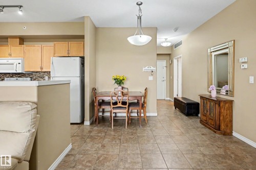 401 1589 Glastonbury Boulevard, Edmonton, AB - Indoor Photo Showing Kitchen