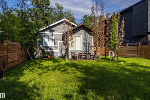 Expansive green lawn providing ample outdoor space - 11238 123 Street, Edmonton, AB 