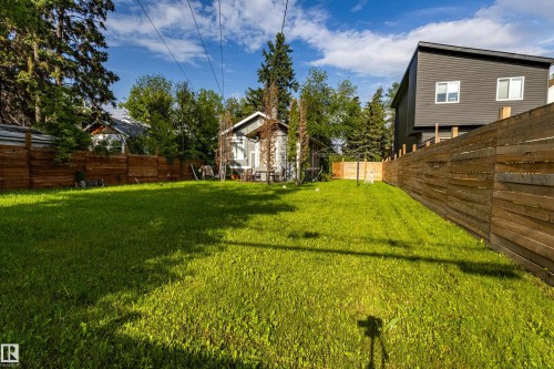 Expansive green lawn with a perimeter wood fence - 11238 123 Street, Edmonton, AB 