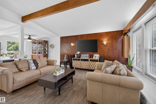 13407 59 Street Nw, Edmonton, AB - Indoor Photo Showing Living Room