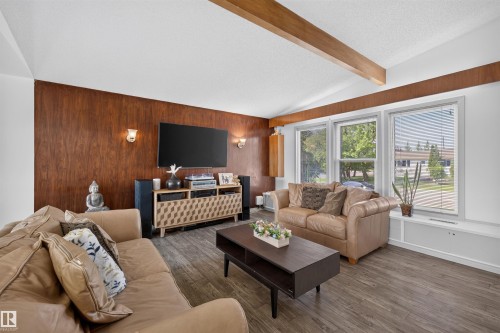 13407 59 Street Nw, Edmonton, AB - Indoor Photo Showing Living Room