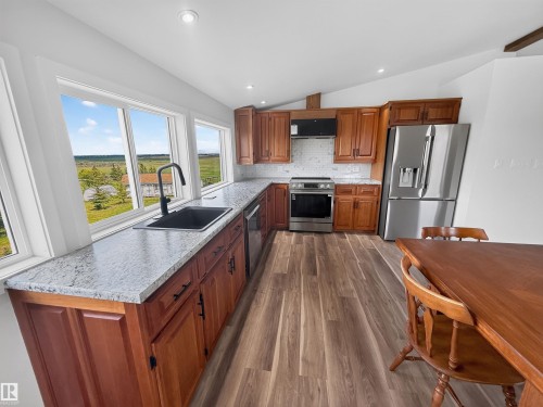 55301 Range Road 272, Rural Sturgeon County, AB - Indoor Photo Showing Kitchen