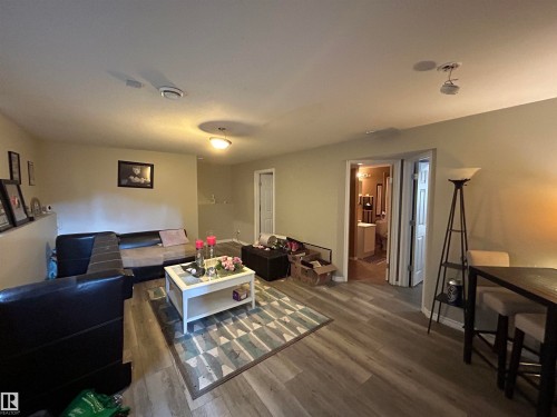 Spacious interior with wood-finish flooring - 17 Willowby Close, Stony Plain, AB 