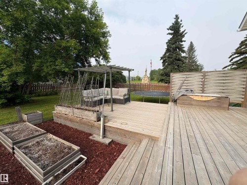 Expansive wooden deck featuring multiple levels and a built-in privacy screen - 4806 50 Avenue, Elk Point, AB 