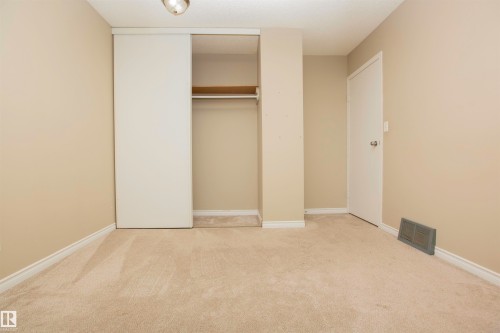 Neutral-toned carpeting paired with painted walls and white baseboards - 3531 46 Street, Edmonton, AB 