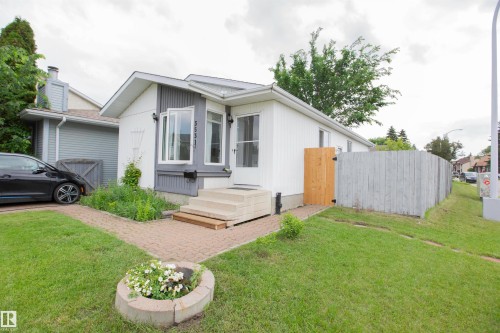 Single-story residence featuring white siding and gray trim - 3531 46 Street, Edmonton, AB 