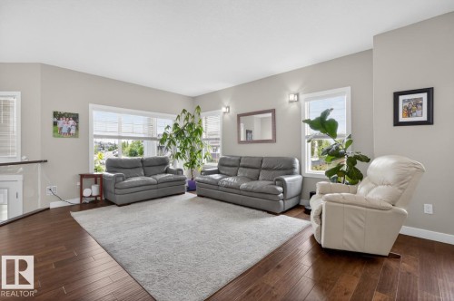 102 Kirpatrick Court, Leduc, AB - Indoor Photo Showing Living Room
