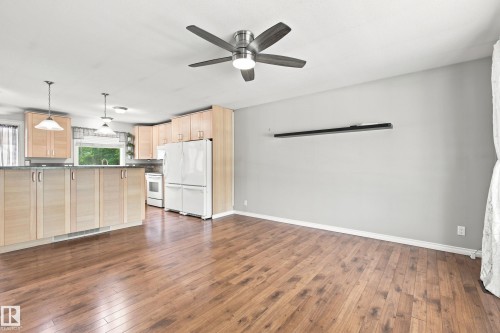 5507 47 Street, Stony Plain, AB - Indoor Photo Showing Kitchen