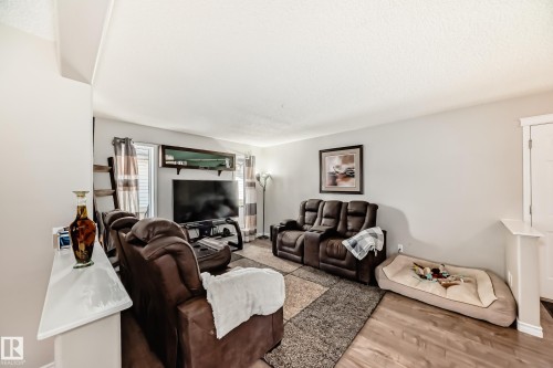 7847 7 Avenue, Edmonton, AB - Indoor Photo Showing Living Room