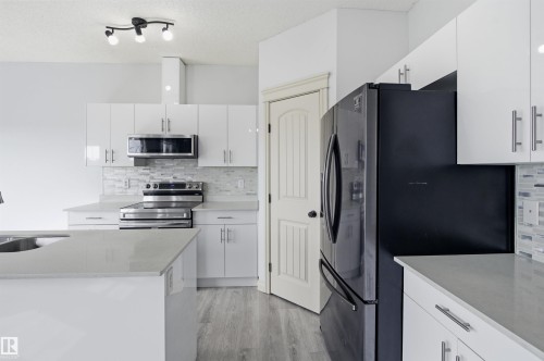 2017 118 Street, Edmonton, AB - Indoor Photo Showing Kitchen With Upgraded Kitchen