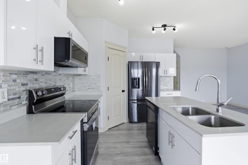 2017 118 Street, Edmonton, AB - Indoor Photo Showing Kitchen With Double Sink With Upgraded Kitchen