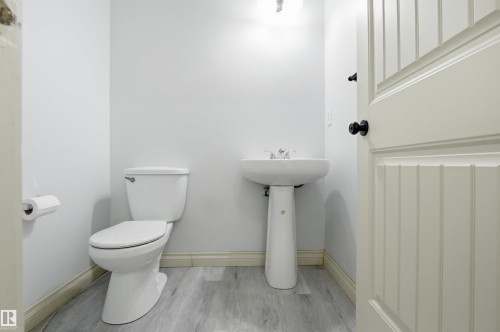 2017 118 Street, Edmonton, AB - Indoor Photo Showing Bathroom