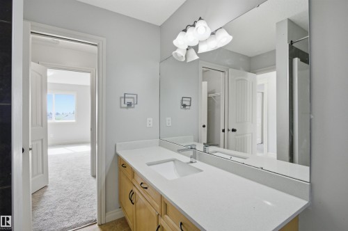 2017 118 Street, Edmonton, AB - Indoor Photo Showing Bathroom