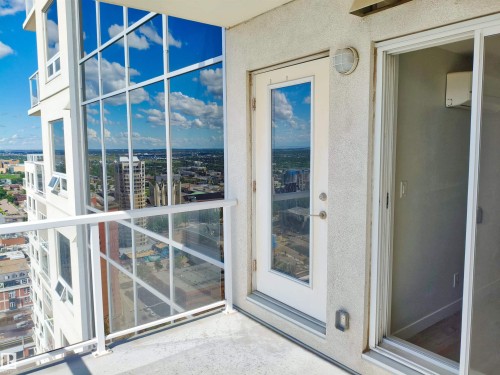 Balcony with glass panel railing and cityscape scenery - 2505 10410 102 Avenue, Edmonton, AB 