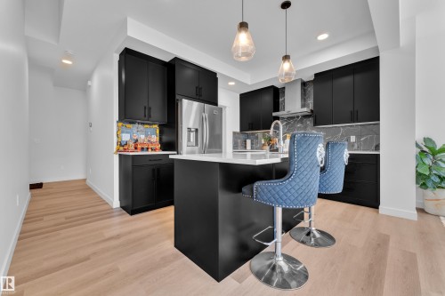 1538 Grant Way Nw, Edmonton, AB - Indoor Photo Showing Kitchen With Upgraded Kitchen