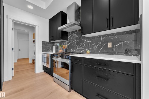 1538 Grant Way Nw, Edmonton, AB - Indoor Photo Showing Kitchen With Upgraded Kitchen