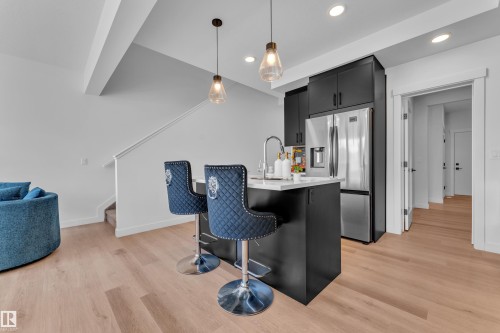 1538 Grant Way Nw, Edmonton, AB - Indoor Photo Showing Kitchen
