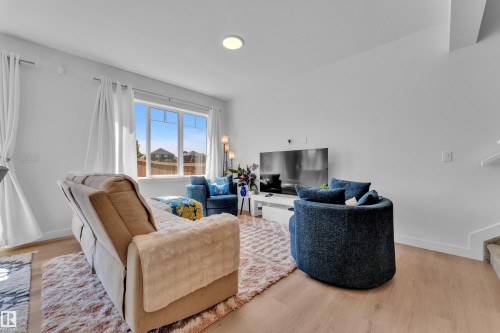1538 Grant Way Nw, Edmonton, AB - Indoor Photo Showing Living Room