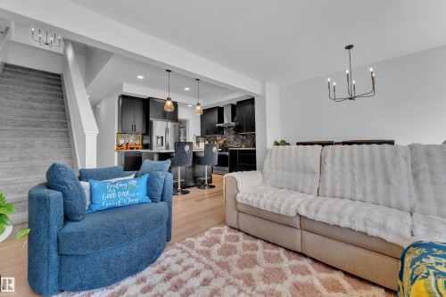 1538 Grant Way Nw, Edmonton, AB - Indoor Photo Showing Living Room