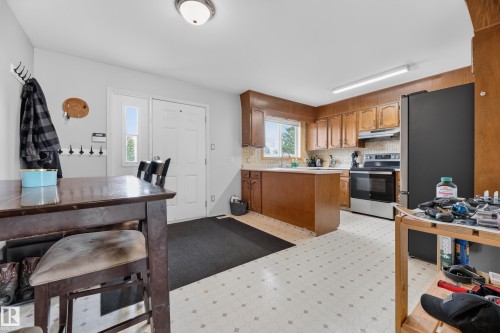 2027 38 Street, Edmonton, AB 