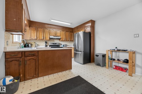 2027 38 Street, Edmonton, AB 