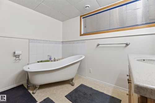 2027 38 Street, Edmonton, AB 