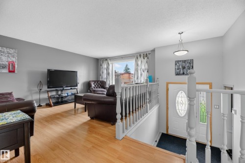 2027 38 Street, Edmonton, AB 