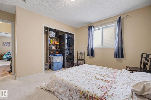 Spacious room featuring neutral carpeting, a large window with privacy blinds, and a built-in closet - 19039 47 Avenue, Edmonton, AB 