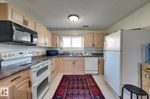 4628 37 Avenue Nw, Edmonton, AB - Indoor Photo Showing Kitchen With Double Sink