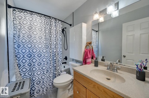 4628 37 Avenue Nw, Edmonton, AB - Indoor Photo Showing Bathroom