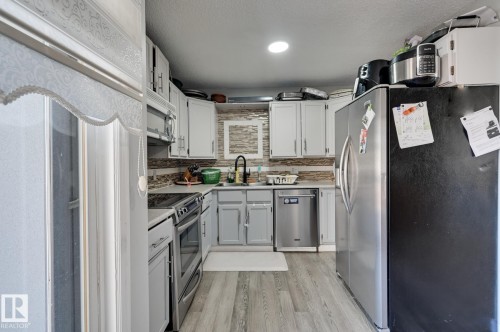 4628 37 Avenue Nw, Edmonton, AB - Indoor Photo Showing Kitchen