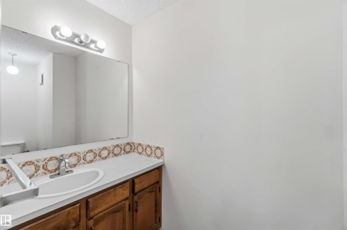 2716 136A Avenue, Edmonton, AB 
