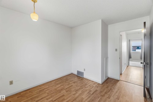 2716 136A Avenue, Edmonton, AB 