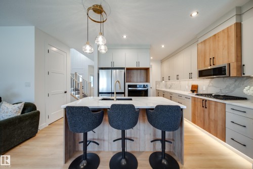 6 Blackbird Bend, Fort Saskatchewan, AB - Indoor Photo Showing Kitchen With Upgraded Kitchen