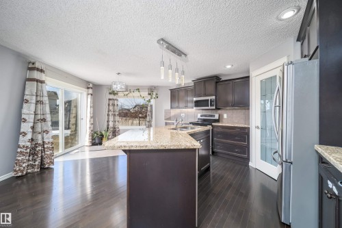 5935 6 Avenue, Edmonton, AB 
