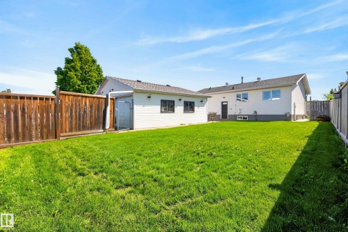 Expansive grassy yard area with perimeter fencing - 14128 73 Street, Edmonton, AB 