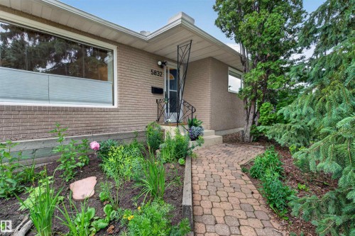 5832 114A Street, Edmonton, AB 