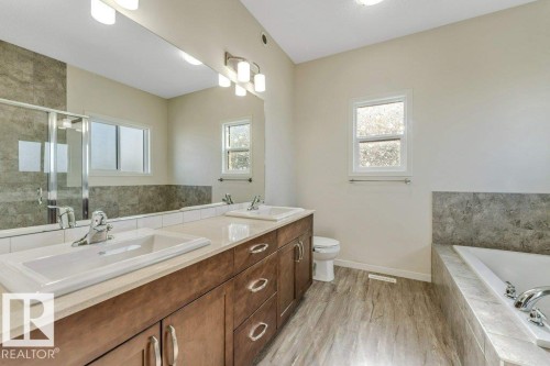 1224 25 Avenue, Edmonton, AB - Indoor Photo Showing Bathroom