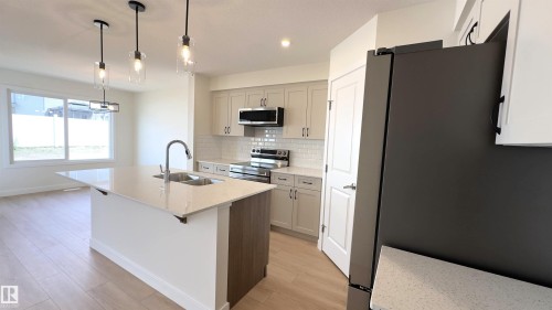 115 Ficus Way, Fort Saskatchewan, AB - Indoor Photo Showing Kitchen With Double Sink With Upgraded Kitchen